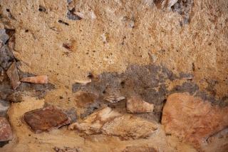 Enduit chaux ou ciment sur un mur en pierre ancien