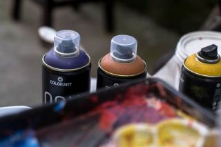 Des pots de peinture alignés en rayon