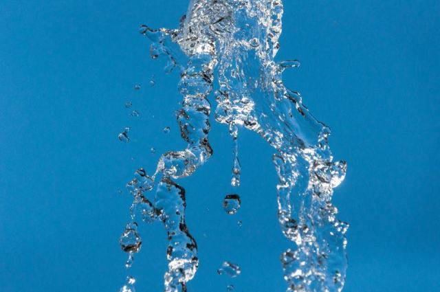 Filtrer l'eau du robinet a la maison Robinet de cuisine et carafe filtrante posee sur le plan de travail